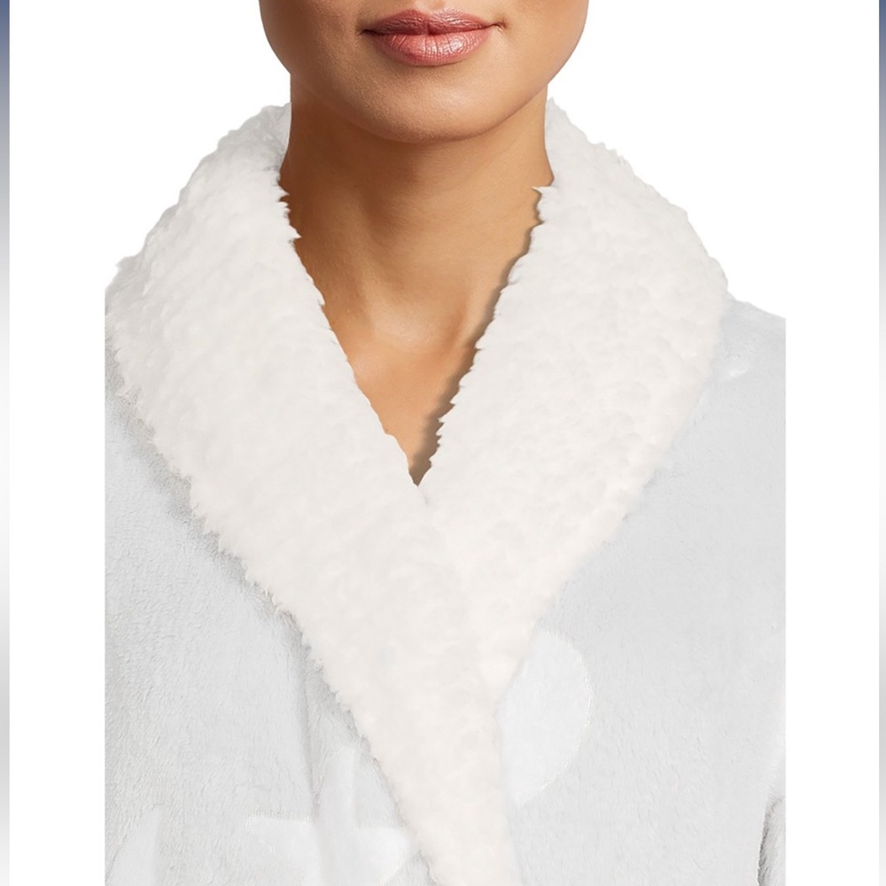 Secret Treasures Plush Robe - Picture 4 of 4